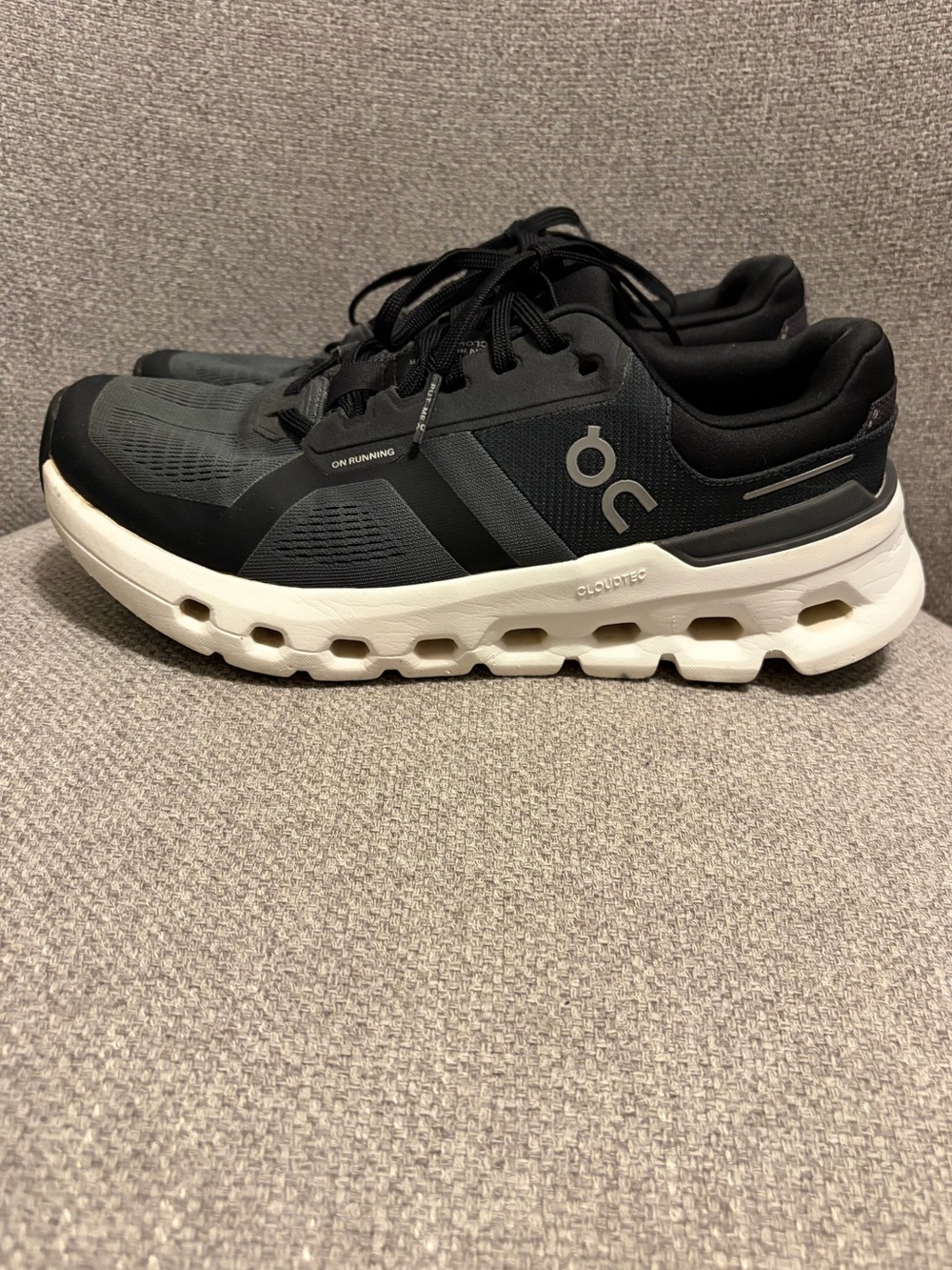 ON CLOUD - woman’s size 8 runner 2 road runner in the Eclipse / Black colorway